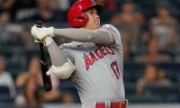 【MLB】大谷翔平の肩をモミモミ　連発称えたベンチ前の光景に反響「ウッキウキ」「これ好き」