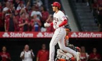 【MLB】大谷翔平、2連発30号で確信歩き　絵になる“バット投げ”に米興奮「彼が見られて幸せ」