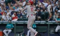 【MLB】大谷翔平33号で即座にハグ　ベンチの水原通訳＆イグレシアスが話題「IPPEIさんも驚き」