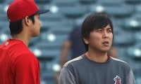 【MLB】大谷翔平の通訳・水原氏が“ド派手防具”装着　米も注目「キャプテン・アメリカ？」