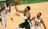 ホームに戻ったバックスがサンズに快勝…アデトクンボが41得点／NBAファイナル