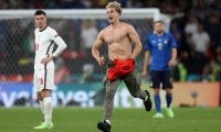 ユーロ決勝でも再び…試合中にミュージシャンがピッチに侵入、本人は「イングランドへの愛と敬意以外の何物でもない」と反省みせず