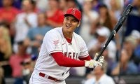 【MLB】大谷翔平「マ～イク？」　疲労→笑顔になった“3秒の電話”に米興味「何を話した？」