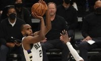 バックスが接戦を制してシリーズ2勝2敗…ミドルトンが40得点／NBAファイナル