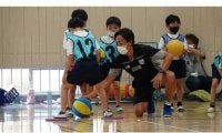 FC東京が小学校で授業　オリジナルの「あおあかドリル（運動ドリル）」活用