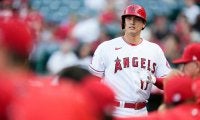 【MLB】大谷翔平のため「メキシコシティから飛んできた」　球場で2人組ファンがボードで応援