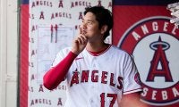 【MLB】大谷翔平が可愛すぎる少女の隣に　和む記念写真に反響「人柄最高」「サイズ感バグる」