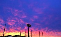 大住良之の「この世界のコーナーエリアから」連載第68回「スタジアムはたそがれどき」(2)夕焼けといえば柏「日立台」の“柏熱地帯”が赤く染まる