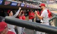 【MLB】大谷翔平、ベンチで先発左腕を労う“笑顔の水かけ”　優しさ溢れる姿に米記者も注目