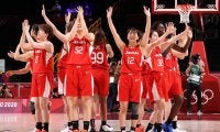 バスケ女子、日米仏“36人全員集合の記念撮影”に海外感激「これぞオリンピック」