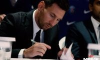メッシが契約書にサインするシーンも！ PSGが契約締結の舞台裏を公開、チームメイトや監督ともハグ