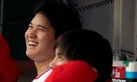 【MLB】“大谷翔平まみれ”になった少女が「可愛い」　スタンドで大喜びする姿に注目