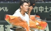 東京五輪メダリストへ巨人・原監督から花束　後半戦開幕始球式に金メダリスト登場