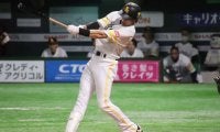 鷹・柳田、五輪後初打席で驚愕アーチ！　右膝自打球でヒヤリも23号2ラン