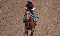 藤田晋オーナーが改めて“Make debut” 武豊騎手鞍上で新馬2頭が初陣