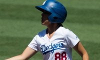 【MLB】半袖ユニホーム姿の美女が防いだ大惨事…　驚きのファン「彼女と契約を」
