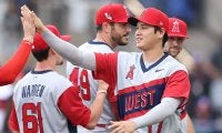 【MLB】大谷翔平、試合前に子供からサイン攻め　丁寧な姿勢に米反響「何て良いヤツ」「宝だ」
