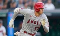 【MLB】大谷翔平が敵軍マスコットも気になる　微笑ましい交流に反響「絡まれがちな大谷さん」