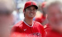 【MLB】大谷翔平の魅力にマスコットもメロメロ？　急接近の2人は「微笑ましい」「かわいい」