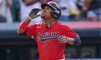 【MLB】空振りなら体に直撃…　悶絶の危機回避した“曲芸”が「現実離れ」「信じられない」