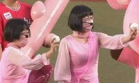 豪快足上げで「いいボール投げるんかーい」　阿佐ヶ谷姉妹の“どストライク”に騒然