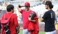 【MLB】大谷翔平の肉体にダルビッシュも興味津々？　太もも“モミモミ”にファン「触りたくなるのね」