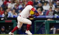 なんとバントで二塁打！　MLBの珍事に米ファン困惑「単打＆失策じゃ？」「ひどい守備」