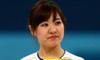 カーリング吉田知那美「この写真メンバーで氷上に」　両軍で肩組む“友情の1枚”公開