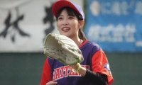 ショーパン姿の抜群スタイルで剛速球！　モデル野球女子の豪快始球式は「すごいな」