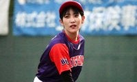 「野球もできて美人で可愛くてスレンダー」　ショーパン姿での“豪快1球”に悶絶