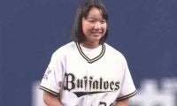 “13歳の金メダリスト”が「めっさ可愛い」　はにかむ1球が「見てる方まで嬉しくなる」