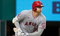 【MLB】大谷翔平が“破壊”したグラブの無残な姿…　約175キロ弾丸打球が突き破る衝撃映像