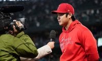 【MLB】大谷翔平と63歳コーチ、今季46度目の“定位置タッチ”に米反響「ショースマイル！」