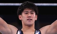 橋本大輝「負けずに盛り上げたい」　個人総合＆鉄棒で暫定首位、2冠へ内村航平と共闘
