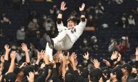 巨人・亀井善行、涙の引退セレモニー　後輩への思い溢れる「勇人、あとは任せた」