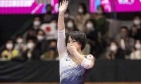 村上茉愛、涙の4年ぶり世界体操V！　引退示唆の25歳女子エース、満身創痍も床運動金