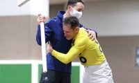 【アルテミスS】M.デムーロ騎手がJRA重賞100勝達成「国枝調教師の管理馬で達成できて…」