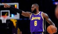 【NBA】36歳レブロン健在　簡単に決めた“長距離砲3ポイント”に米興奮「この距離はヤバい」