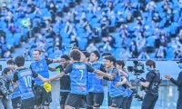 まさかの素足で居残りラン！ 川崎フロンターレ「Jリーグ優勝決定後に観客が帰ったピッチで走った選手」とは？