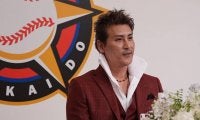 日本ハム新庄新監督、襟高すぎるド派手“赤スーツ”姿で登場　メディアの度肝抜く