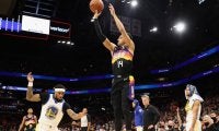 サンズがチーム記録タイの17連勝を達成！　ブレイザーズは連敗ストップ／NBA