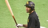 鷹・松田宣浩、制限超え3億円ダウンの1.5億円でサイン　球団史上最大に並ぶ減額に
