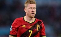 「突き抜けてる(笑)」ベルギー代表の“ダサセーター” 姿が笑撃「デ・ブライネ内股」