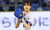 「ぴょんぴょん可愛い」　元戦隊ヒロインに日向坂46も、ハマスタ彩った始球式3選