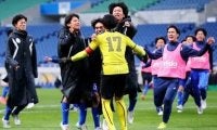 なぜサッカーはPK戦で勝負をつけるのか。かつては再試合、抽選、CKの数で勝者を決めた時代があった