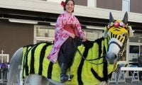 新年は“虎”の装いでお披露目！ 川崎競馬場名物コスプレ誘導馬