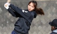 野球美女YouTuberのパワフル打撃に秋山翔吾も感嘆「振る力ありますね」