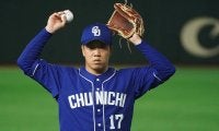 後輩たちも思わず釘付け…昨季2冠・中日柳が“キャンプ前ブルペン”で放つ存在感