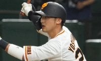 右打席で打つ“超レア”な巨人・吉川にファン驚き「鈴木誠也みてえなフォーム」
