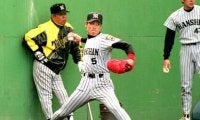 阪神時代のビッグボス二刀流、３秒２球ノック、夜の街での「仰木マジック」も。春キャンプで起こった伝説の瞬間